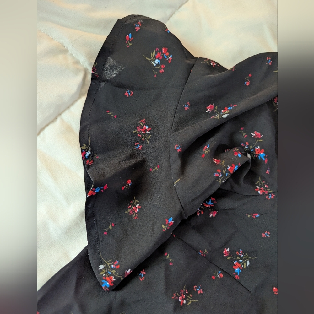 CeCe 2x Black Floral Blouse with Ruffle Sleeves - Picture 4 of 8